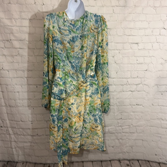 Lulu’s floral wrap dress in beautiful flowers - Picture 7 of 10